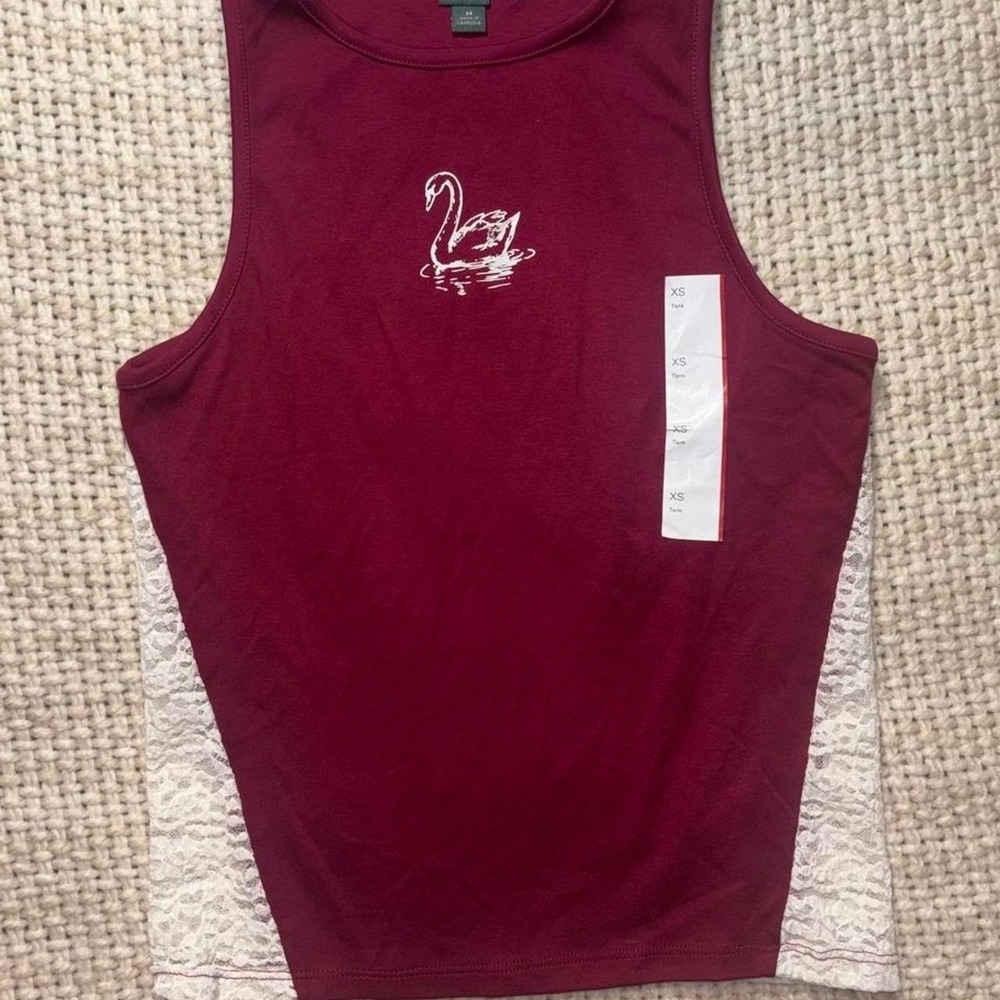 Ladies XS Wild Fable burgundy tank top with white lace details & swan print